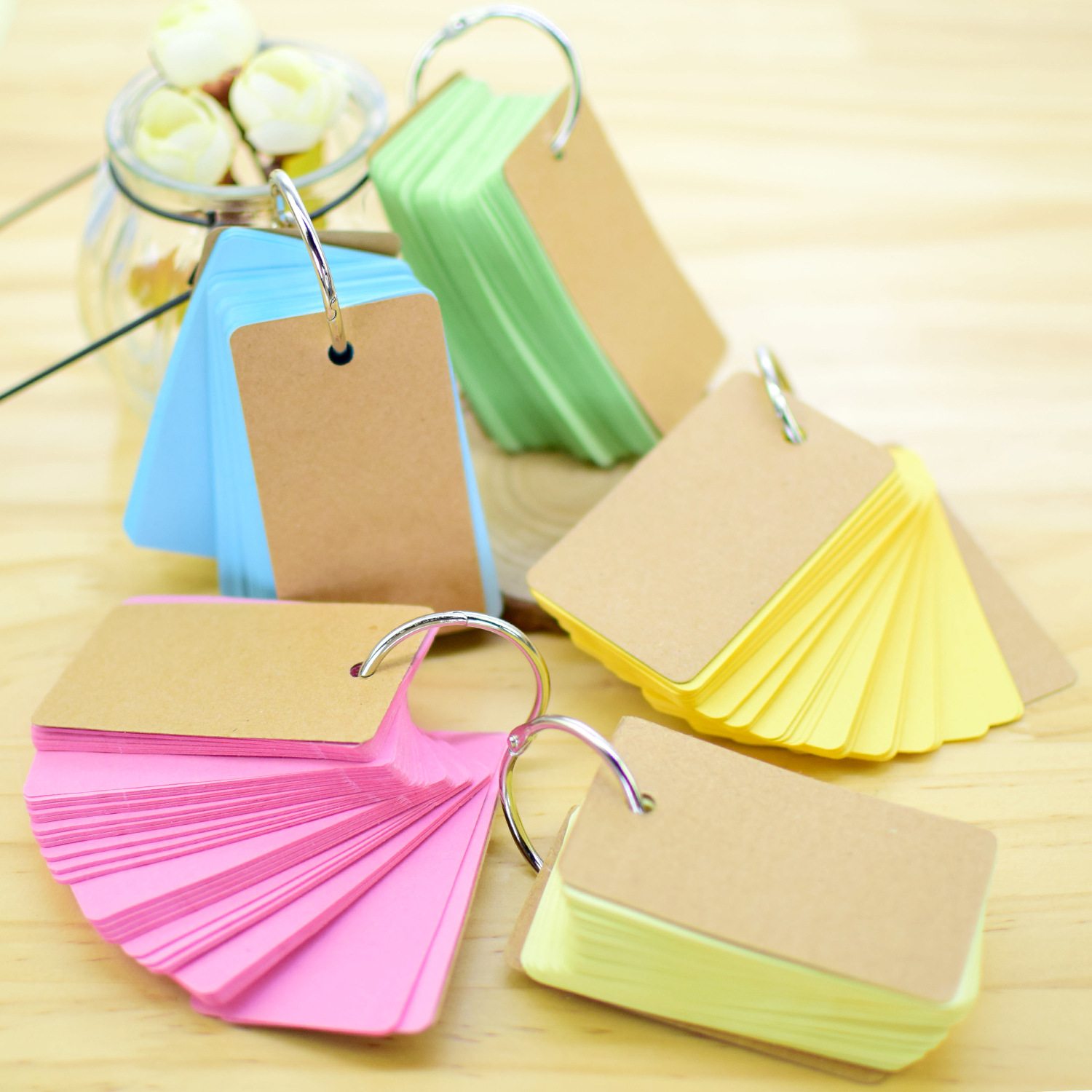 كتب مدرسية من جيوب دائرية مصنوعة من الحلوى الملونة مع كتب ورقية قديمة Specification image