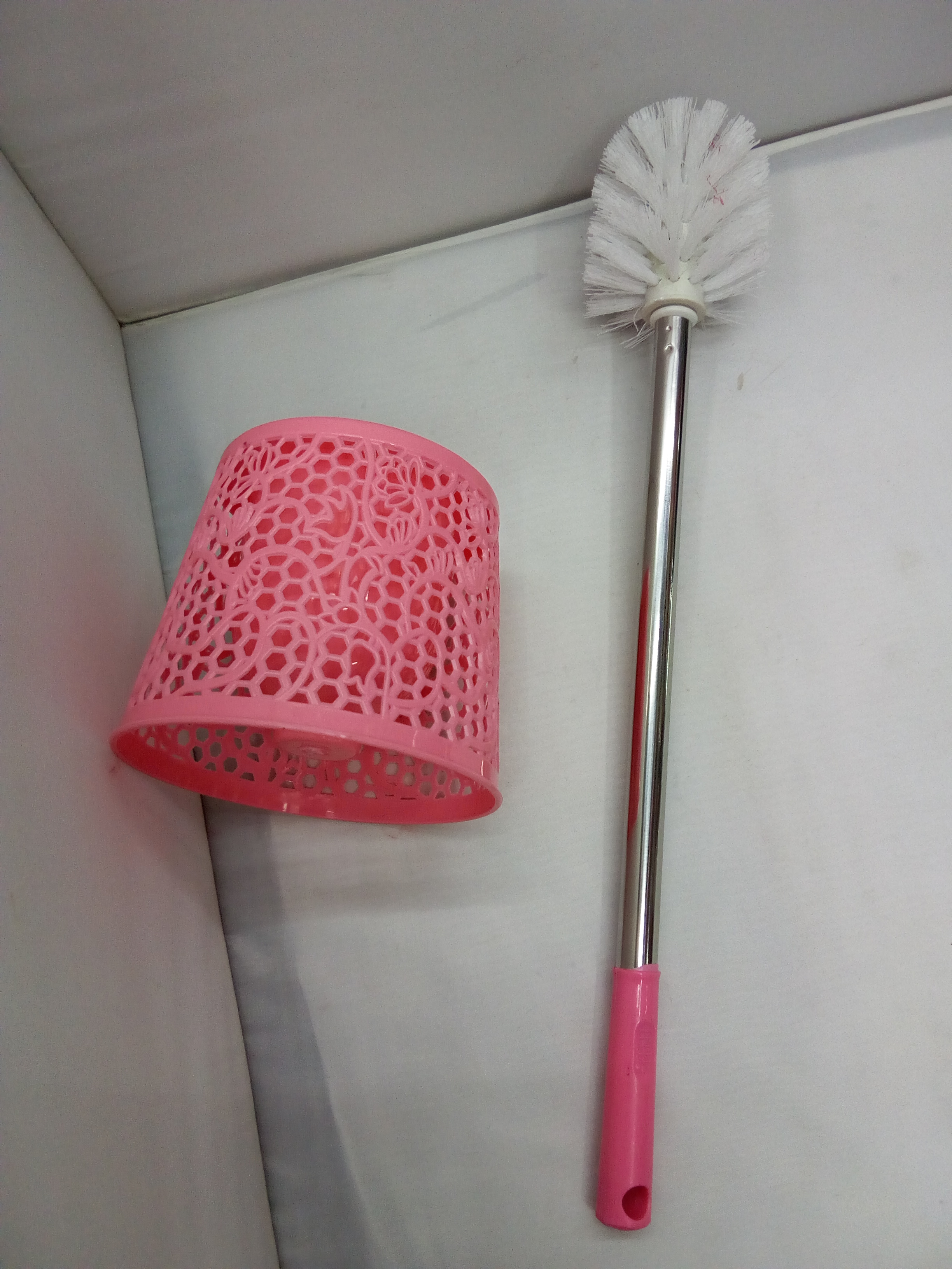 Toilet brush with carved and hollowed-out design and seat set, toilet cleaning brush, bathroom cleaning brush for washing the toilet Specification image