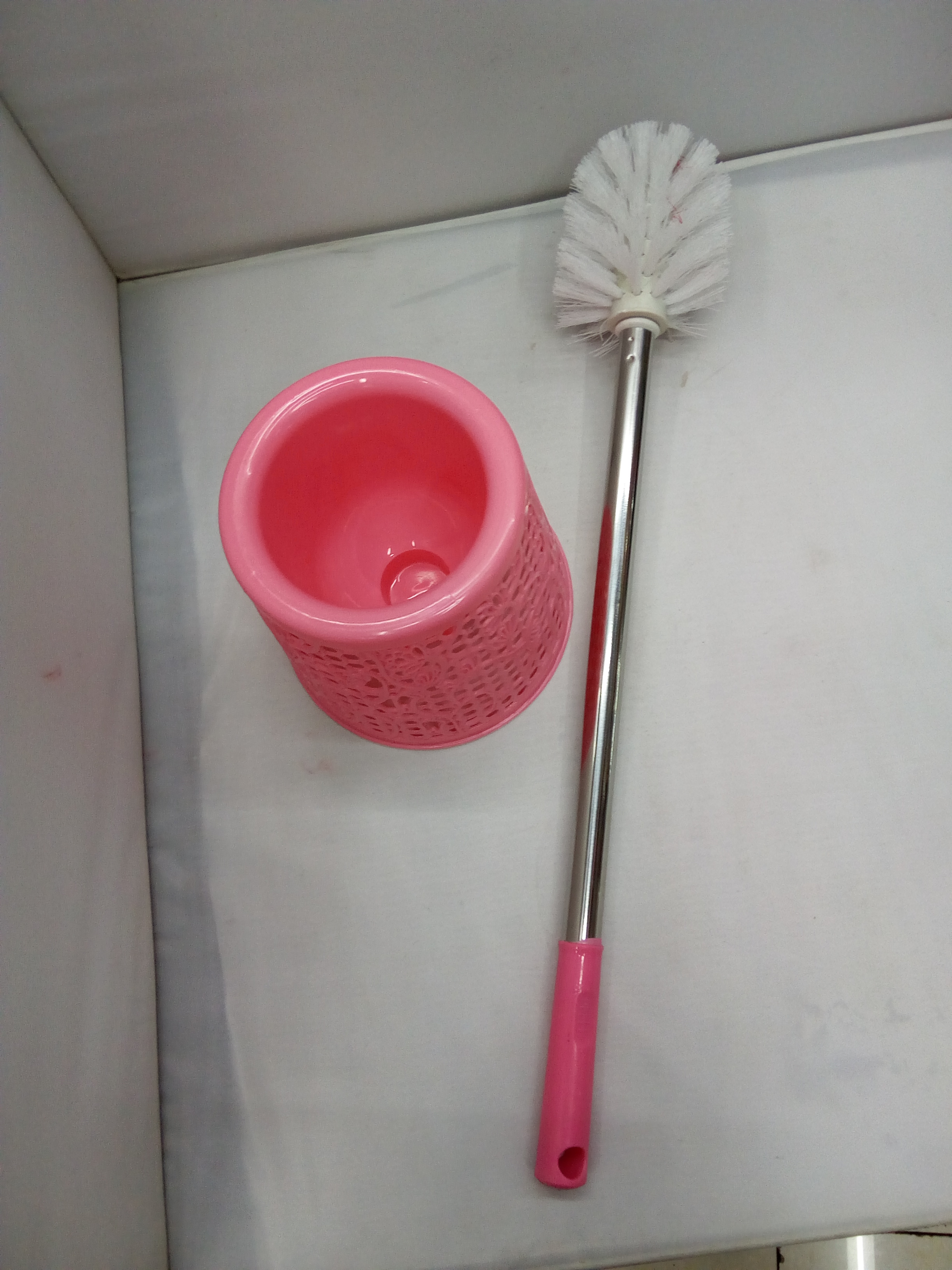 Toilet brush with carved and hollowed-out design and seat set, toilet cleaning brush, bathroom cleaning brush for washing the toilet Application Scenario