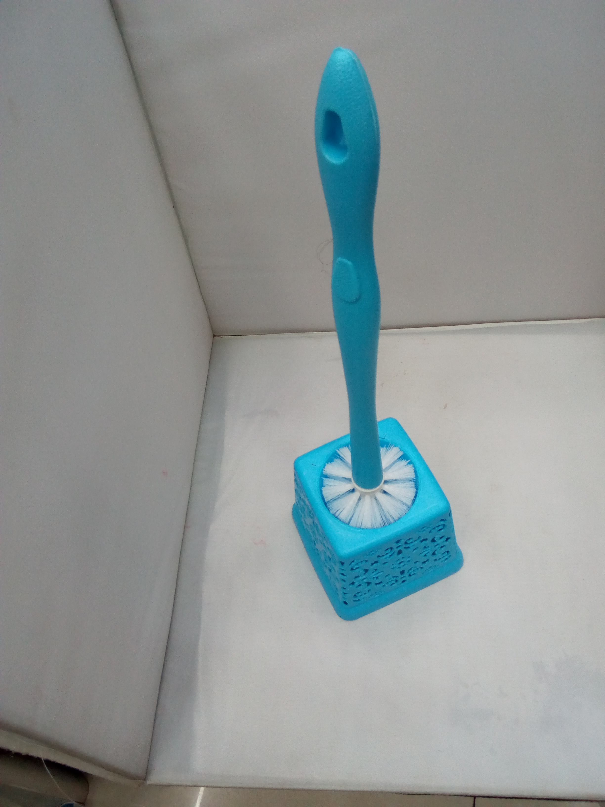 Toilet brush with carved and hollowed-out design and seat set, toilet cleaning brush, bathroom toilet bowl cleaning brush, no blind spots