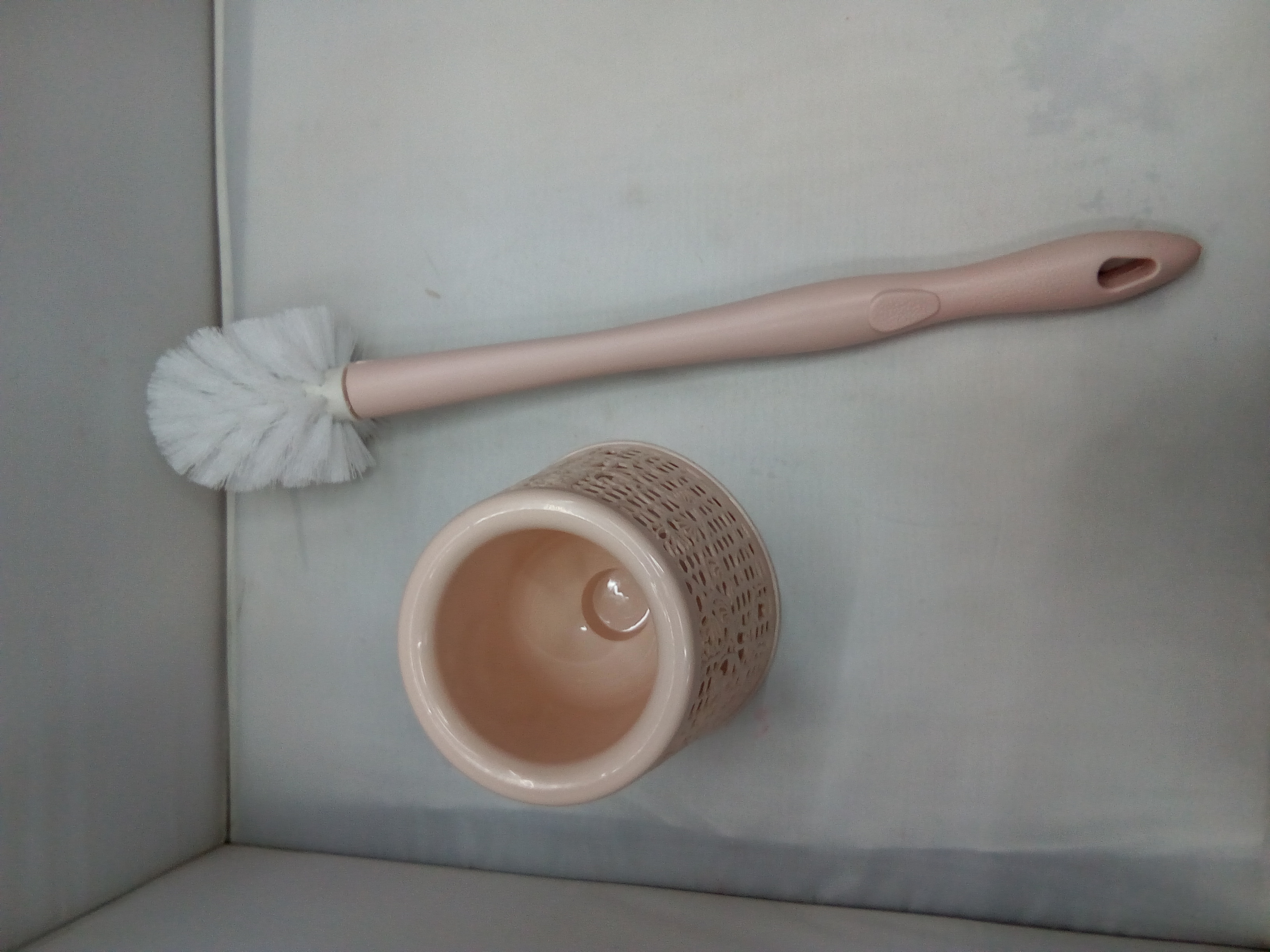 Toilet brush with carved and hollowed-out design and seat set, toilet cleaning brush, bathroom cleaning brush for washing the toilet Application Scenario