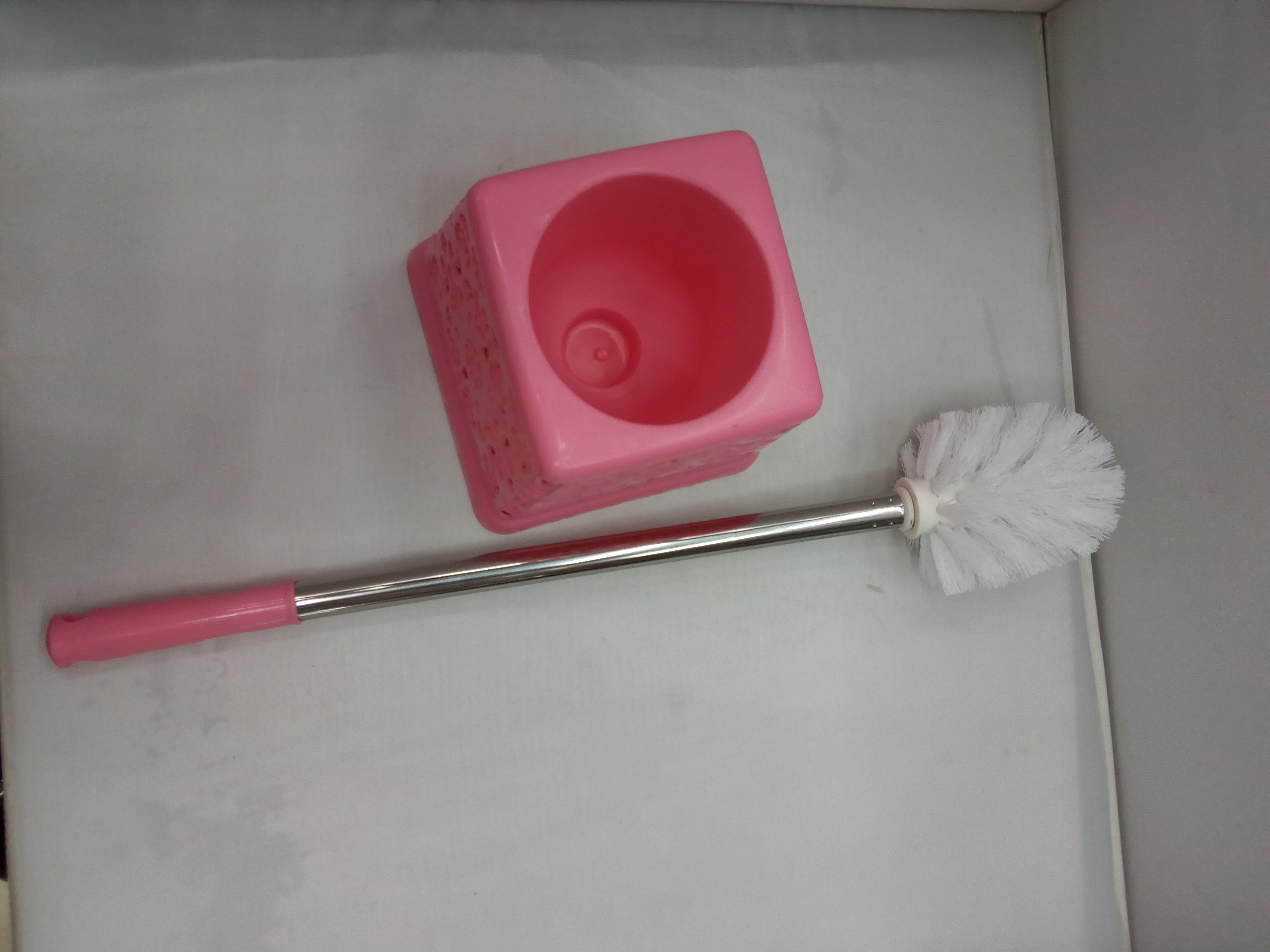 Toilet brush with carved and hollowed-out design and seat set, toilet cleaning brush, bathroom cleaning brush for washing the toilet Application Scenario