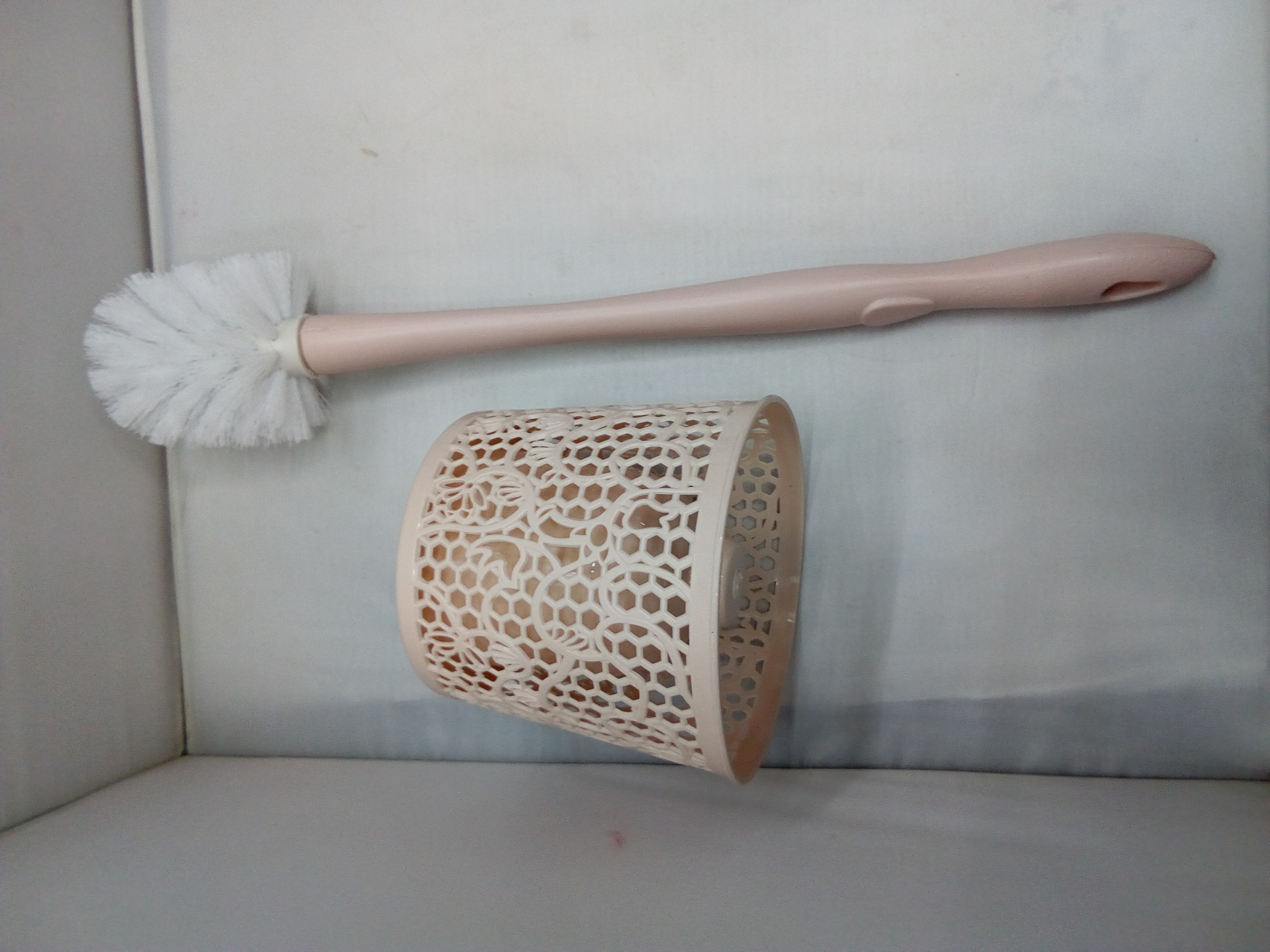 Toilet brush with carved and hollowed-out design and seat set, toilet cleaning brush, bathroom cleaning brush for washing the toilet Specification image
