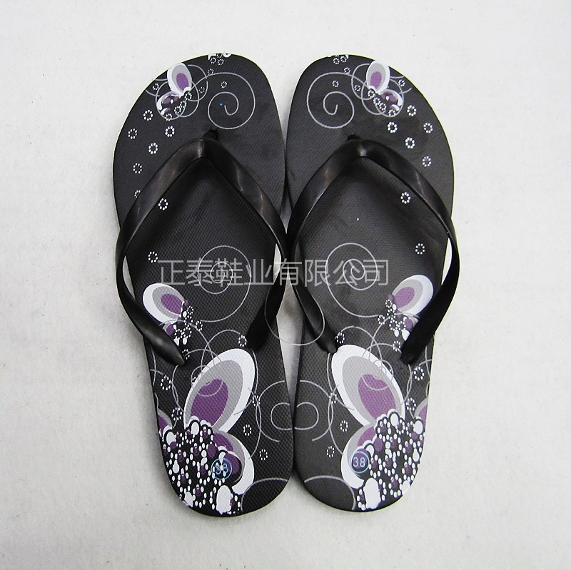 Wholesale of custom-made black printed women's flip-flops on the beach