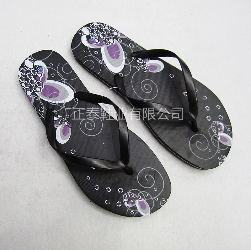 Wholesale of custom-made black printed women's flip-flops on the beach Application Scenario