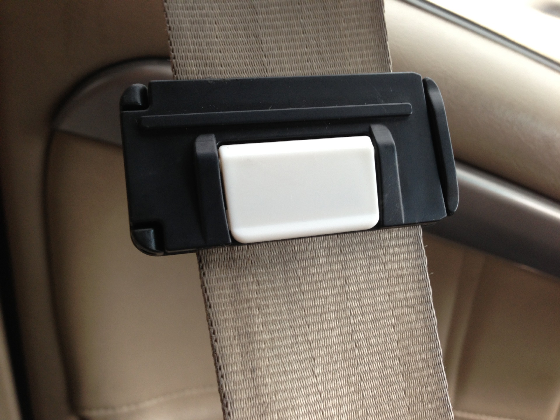 新款汽车安全带防夹LT-AQ53B，固定夹产品图