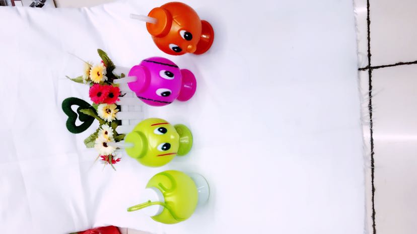 Water cup Plastic children's water cup Smiley straw cup football straw cup cartoon straw cup