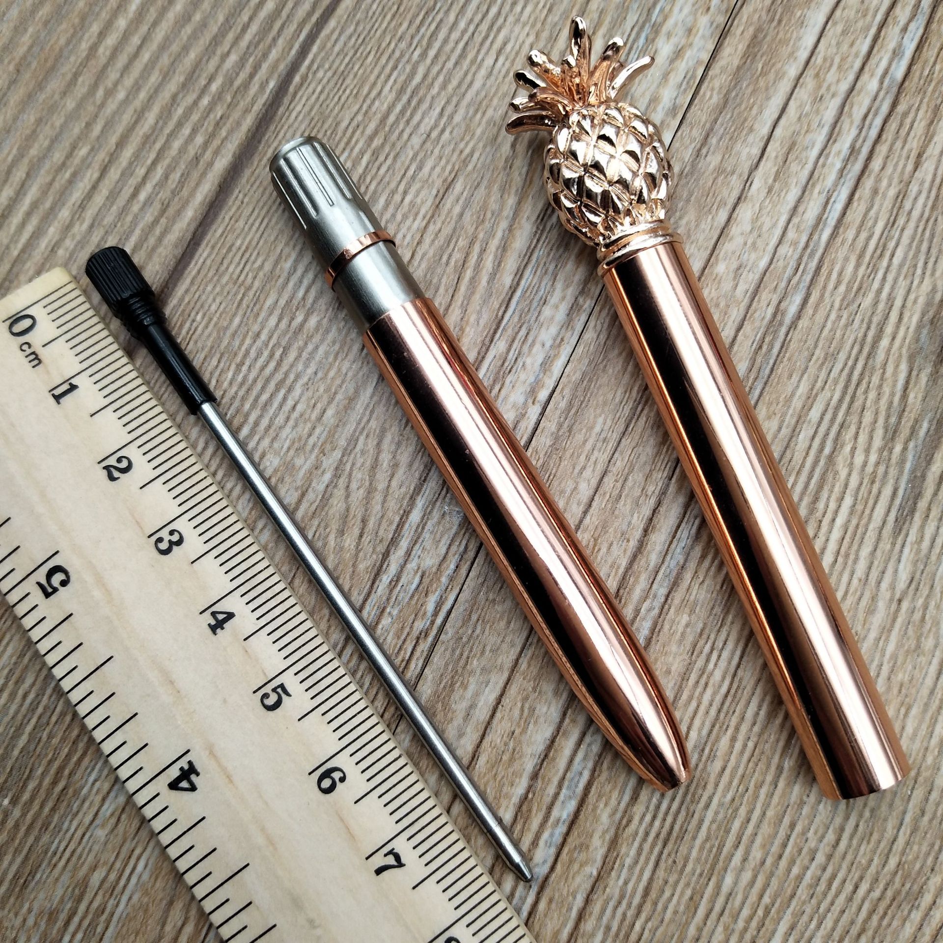 2018 New model factory direct sales Pineapple pen, large diamond pen, creative and cute student advertising gift pen Application Scenario