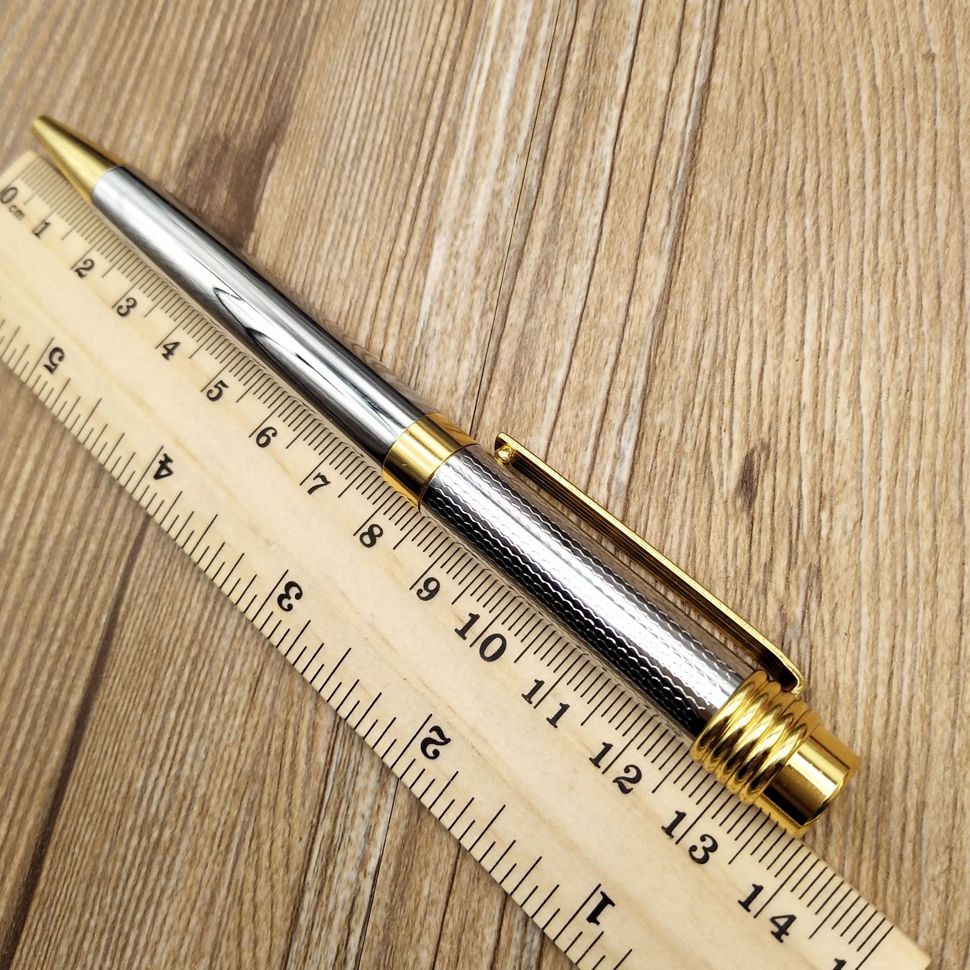 2018 new style factory direct sales of high-end rotary ballpoint pens, advertising gift pens, office pens, all-copper business metal Application Scenario