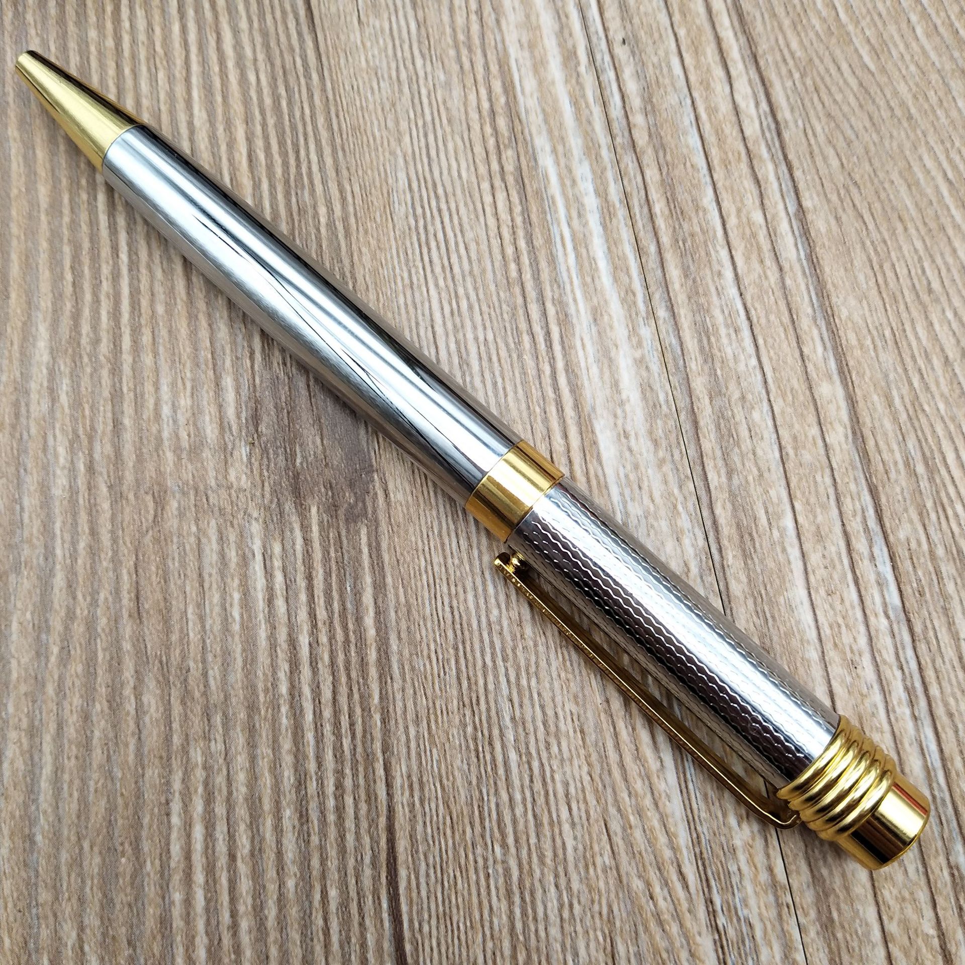 2018 new style factory direct sales of high-end rotary ballpoint pens, advertising gift pens, office pens, all-copper business metal Specification drawing