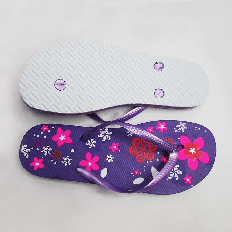 Customized purple flower-patterned women's flip-flops and beach flip-flops by the manufacturer details Picture