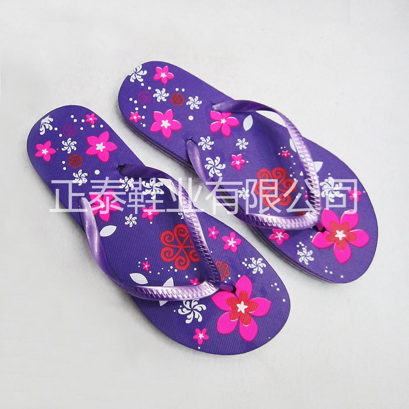 Customized purple flower-patterned women's flip-flops and beach flip-flops by the manufacturer Application Scenario