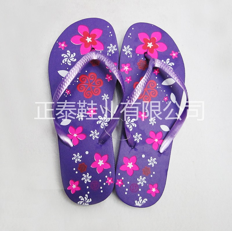 Customized purple flower-patterned women's flip-flops and beach flip-flops by the manufacturer