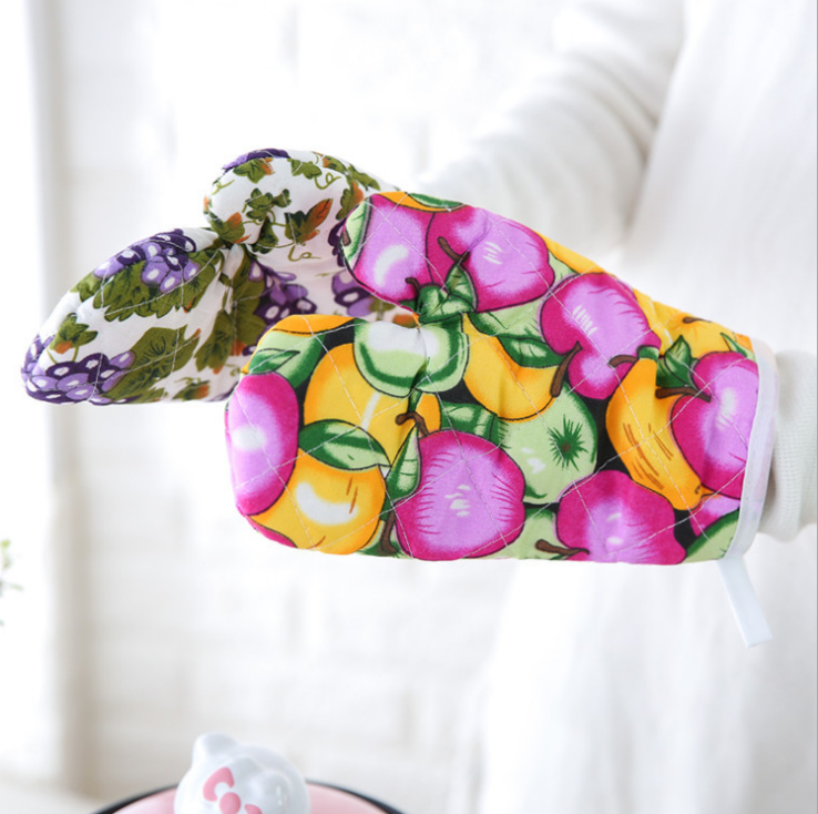 Thickened heat-insulating baking gloves for microwave ovens and ovens, creative kitchen anti-slip, high-temperature resistant and heat-resistant hand covers Application Scenario