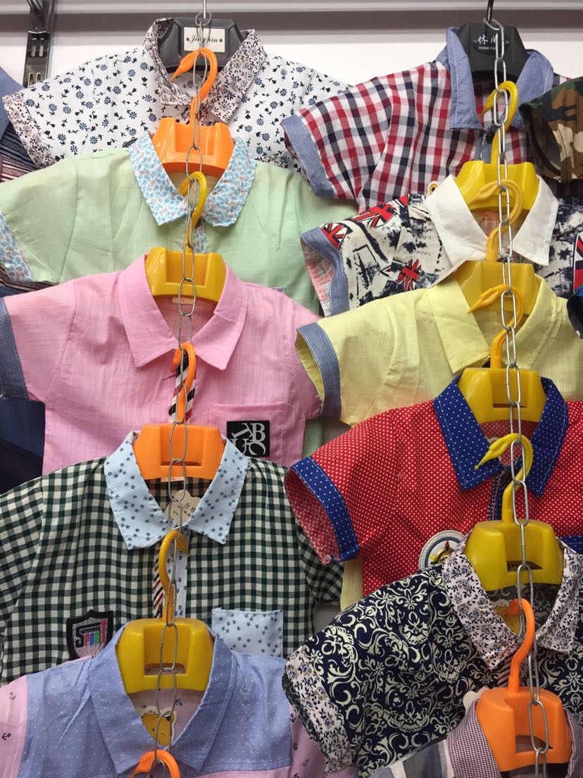 For children and boys, collared button shirts and T-shirts are sold in large quantities for export at low prices