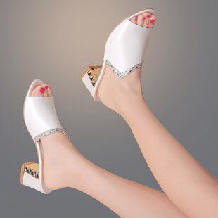 粗跟凉拖大众鞋细节图