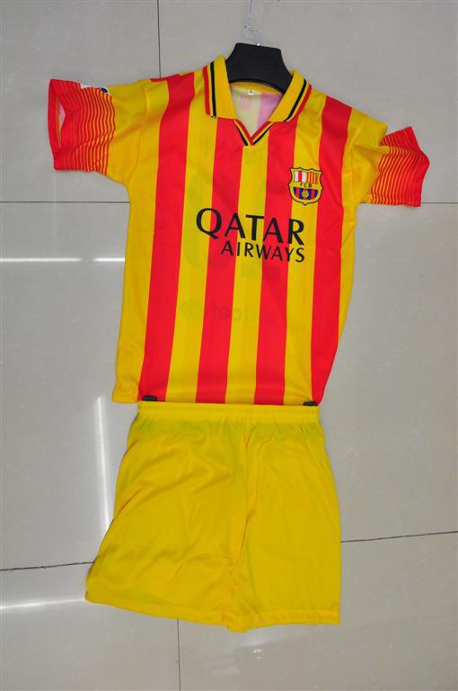 Real Madrid jerseys in stock, Barcelona jerseys, football fans' favorite football fan sets, lapel jersey sets Specification image