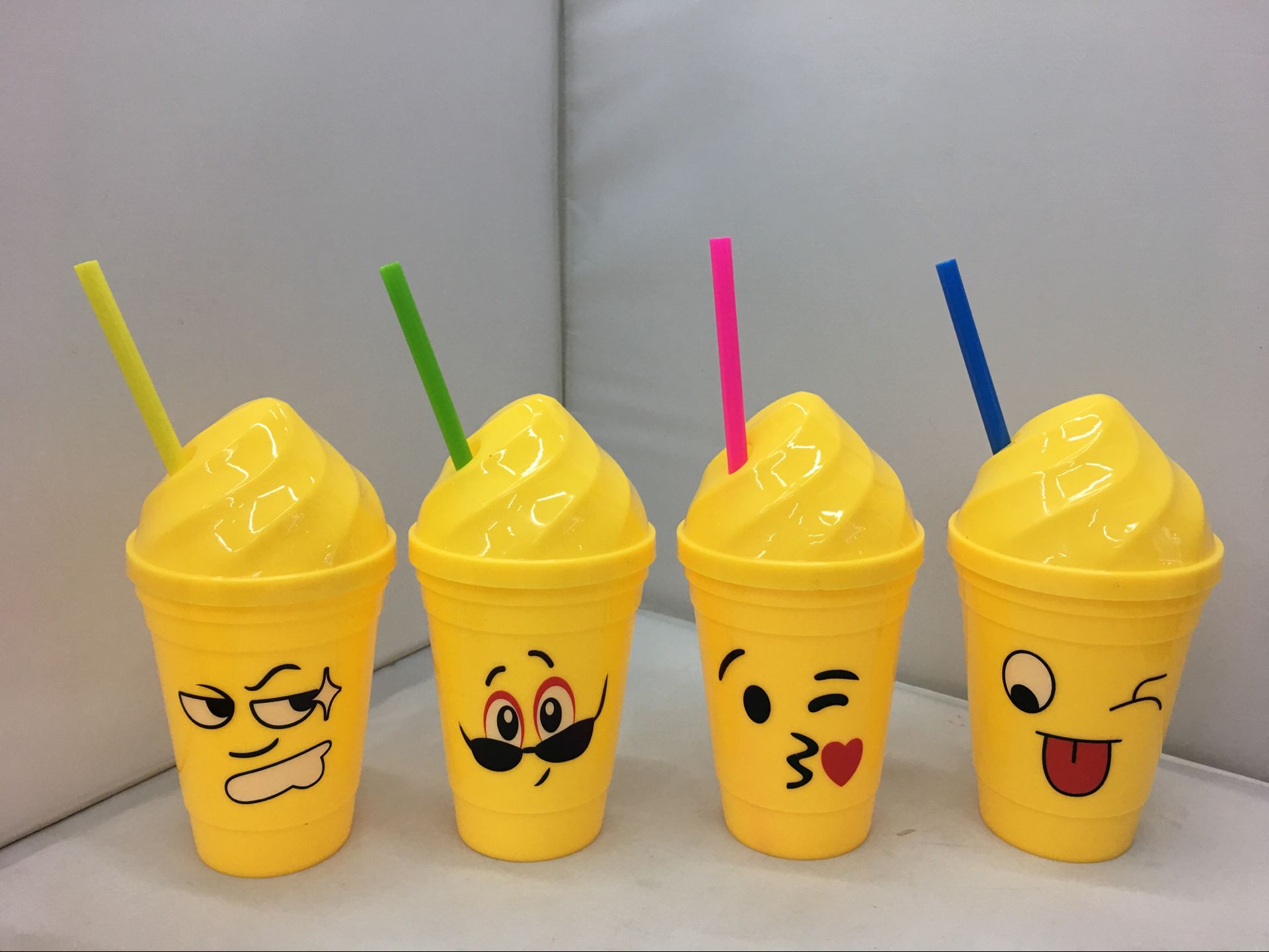 Creative ice cream water cup, ice cream high-quality plastic cup, colorful ice cream Cup 001-1046 Application Scenario