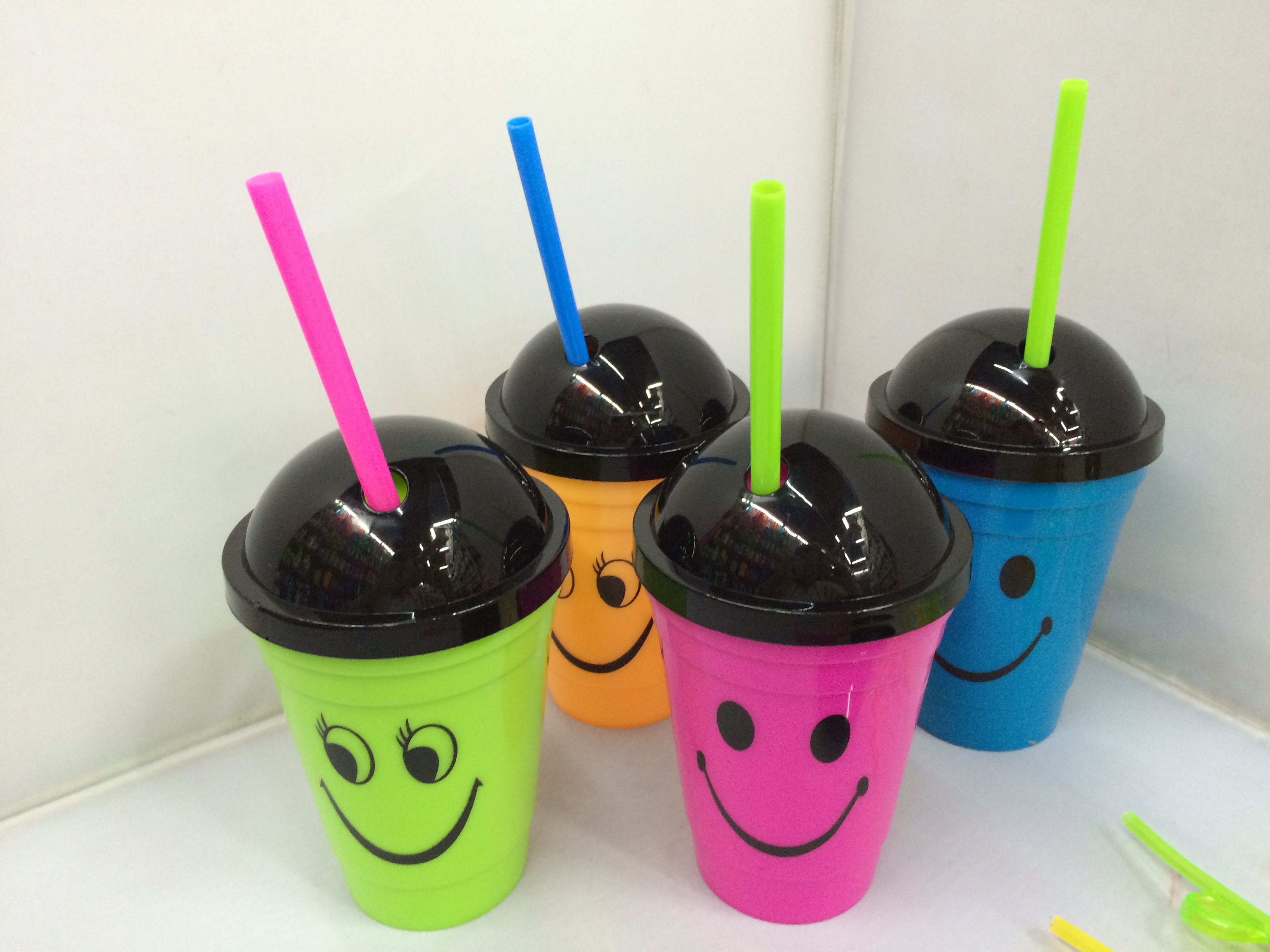 Flat-lid shaped straw cup, 400ML ice cream smiling face cup, cartoon cup, creative student lemon tea cup, plastic juice cup Specification image