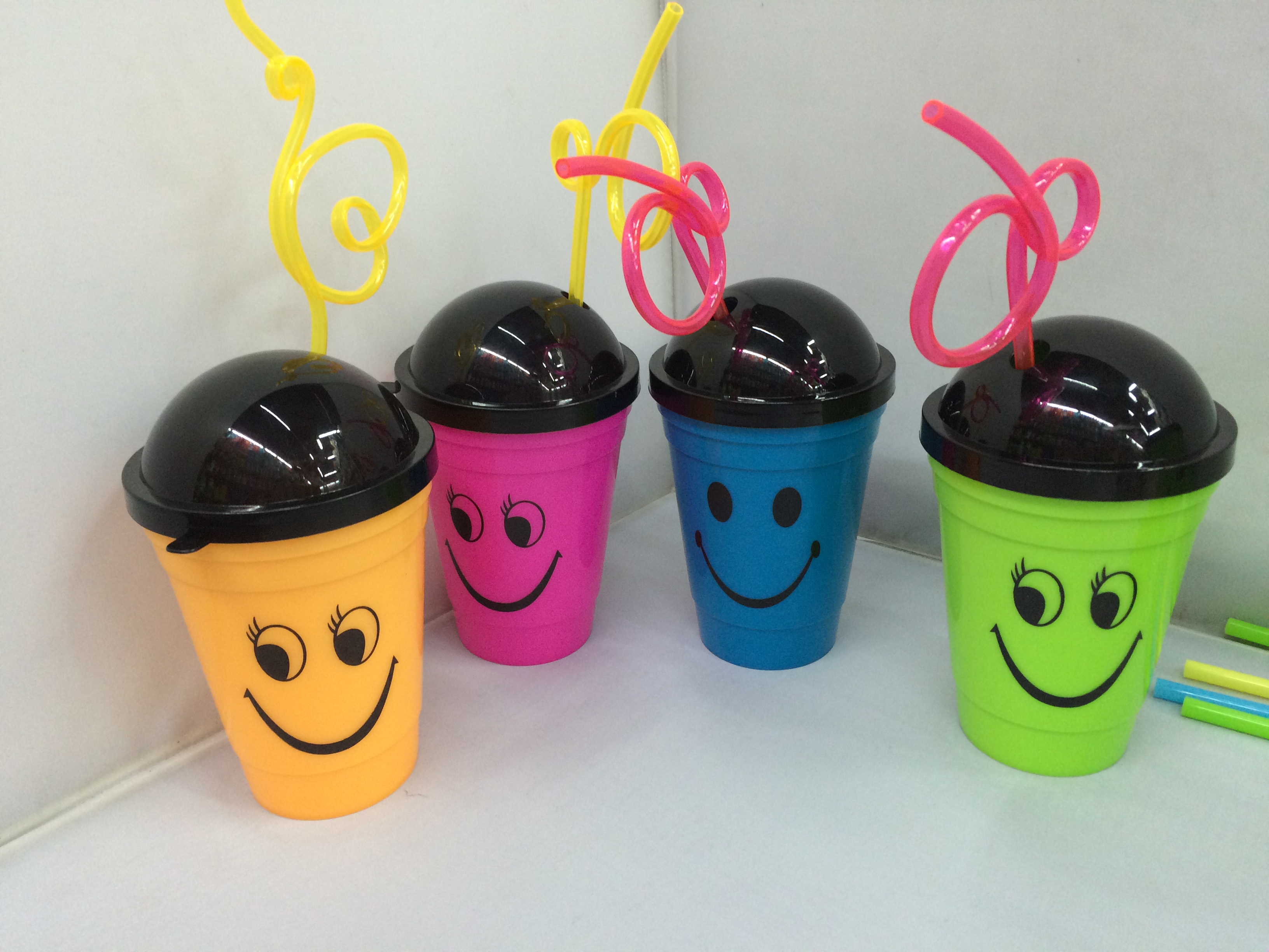 Flat-lid shaped straw cup, 400ML ice cream smiling face cup, cartoon cup, creative student lemon tea cup, plastic juice cup details Picture