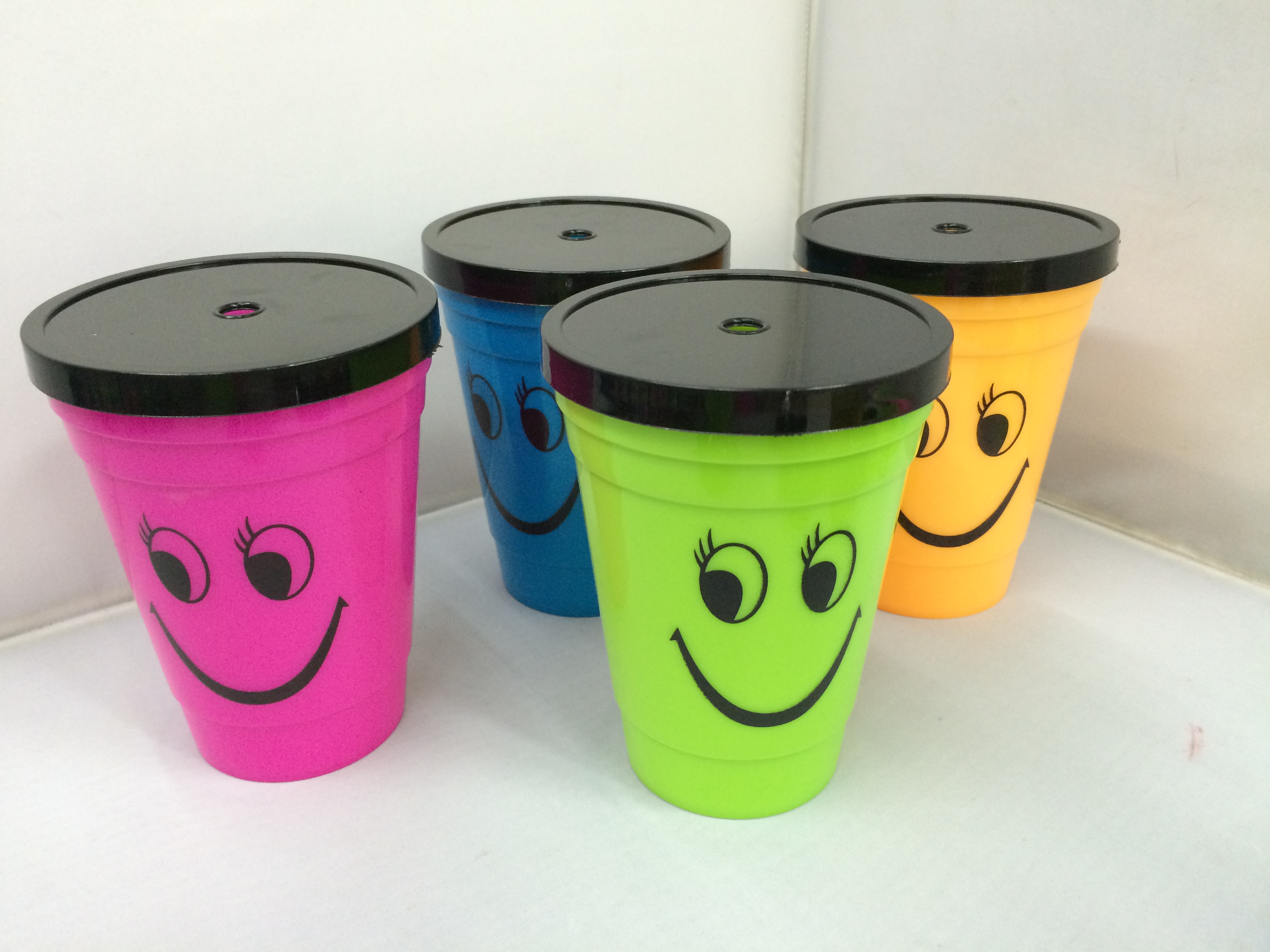 Flat-lid shaped straw cup, 400ML ice cream smiling face cup, cartoon cup, creative student lemon tea cup, plastic juice cup Application Scenario