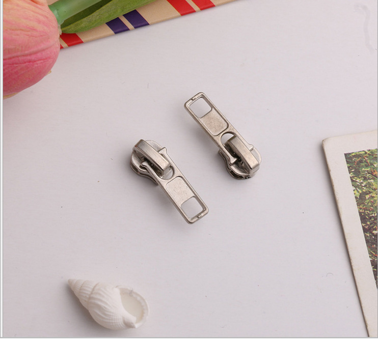 Factory direct sales, specializing in luggage chain pulls and pull tips, with current stock and promotion. No. 5 nylon sheet zipper tips details Picture