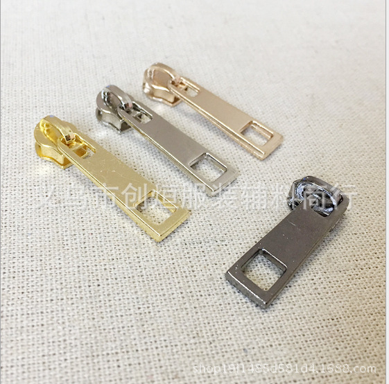 Factory direct sales of No. 5 nylon zipper pulls, high-end luggage pull pull accessories, metal square hole pull plates, custom zipper pulls Application Scenario