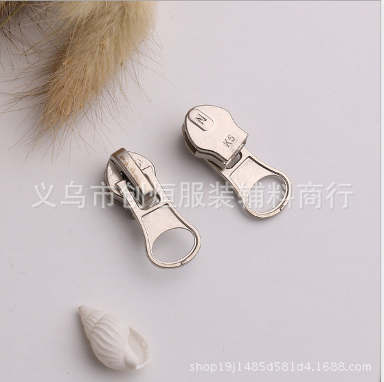 Factory direct sales of semi-circular pull-down plates, electroplated clothing and luggage accessories, pull-out parts in stock Application Scenario
