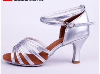 童舞蹈鞋实物图