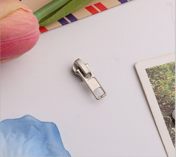 Factory direct sales, specializing in luggage chain pulls and pull tips, with current stock and promotion. No. 5 nylon sheet zipper tips Specification image