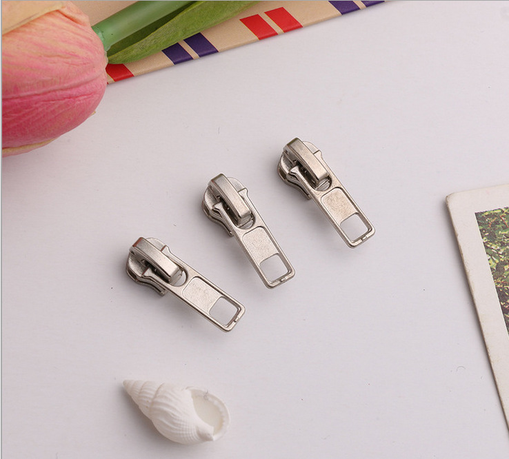 Factory direct sales, specializing in luggage chain pulls and pull tips, with current stock and promotion. No. 5 nylon sheet zipper tips Application Scenario