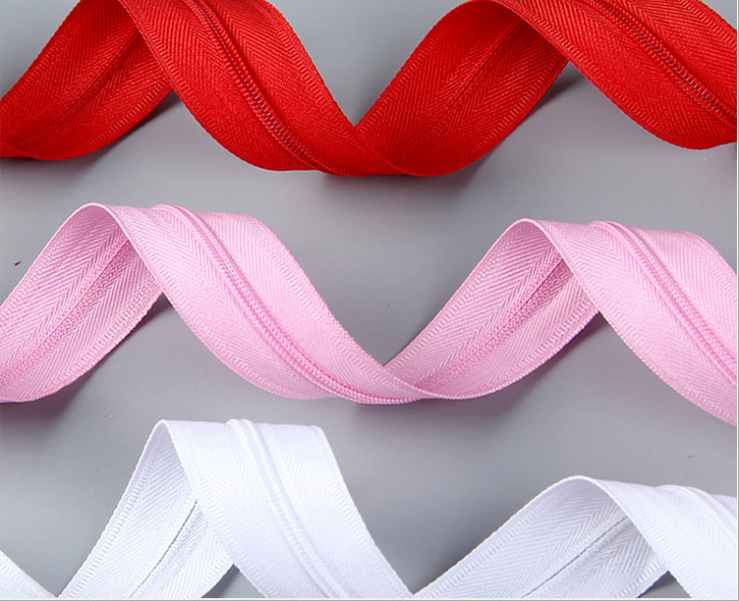 The manufacturer's best-selling luggage zipper 3# 4.2 nylon double-pin zipper comes in a complete range of sizes, colors, and is in stock without breaking Application Scenario