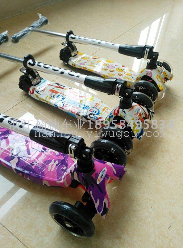 Children's folding scooter Children's folding graffiti meter high car Children's four-wheel flash slide Specification drawing