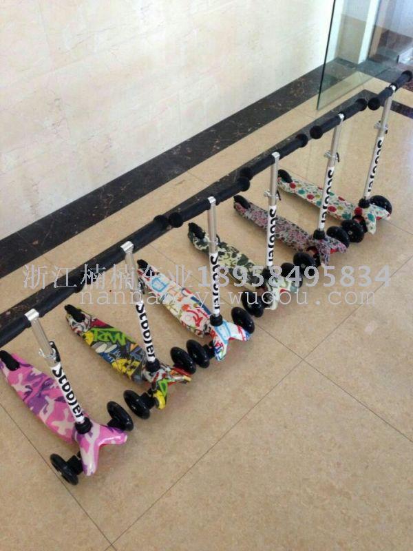 Children's folding scooter Children's folding graffiti meter high car Children's four-wheel flash slide details Picture
