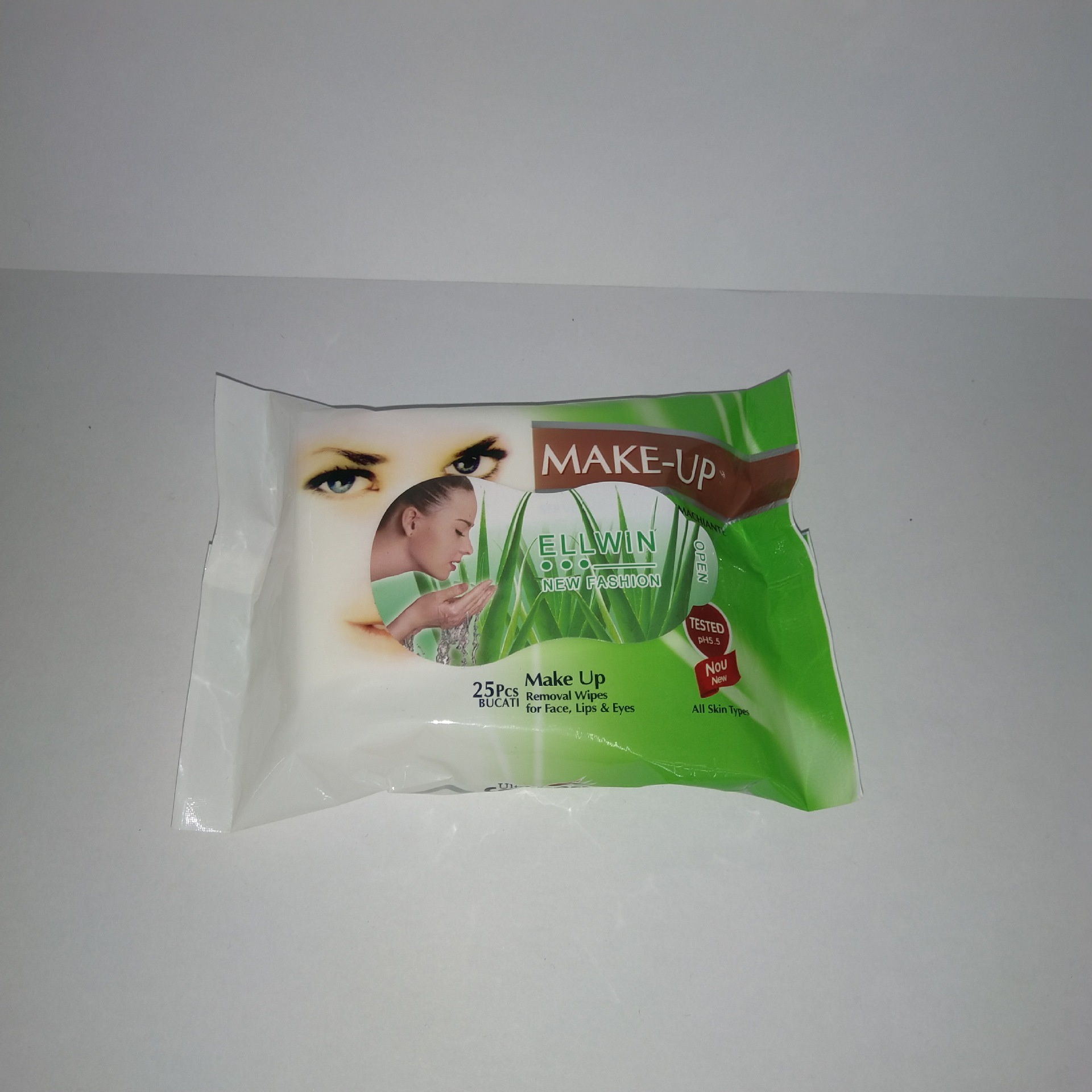 Oil Control Makeup Remover Wipes 25 Gentle Clean Deep Makeup Remover Pads With No Residue Application Scenario