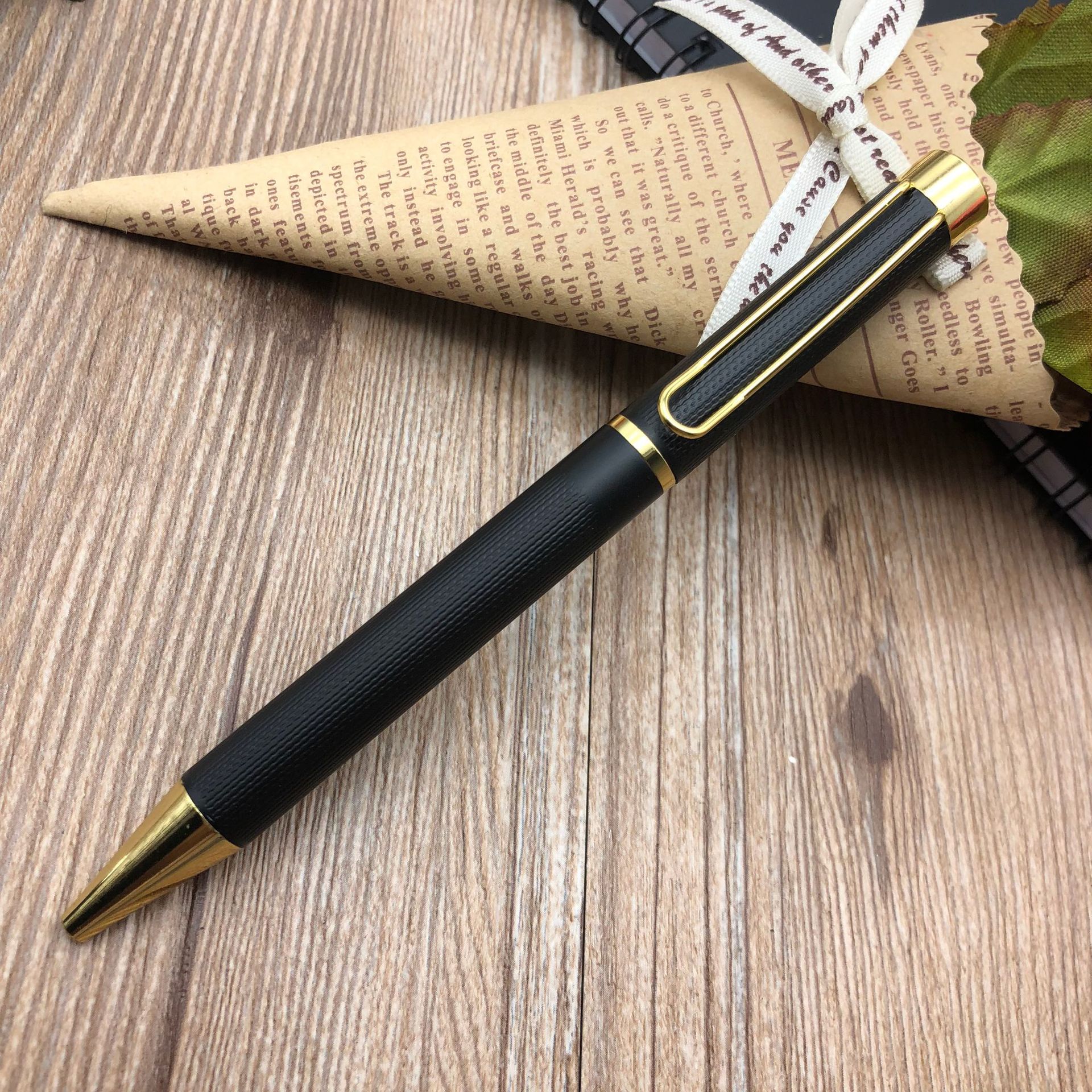 New business metal ballpoint pens, high-end gift pens, exquisitely engraved rotating ballpoint pens, advertising pens can be customized details Picture