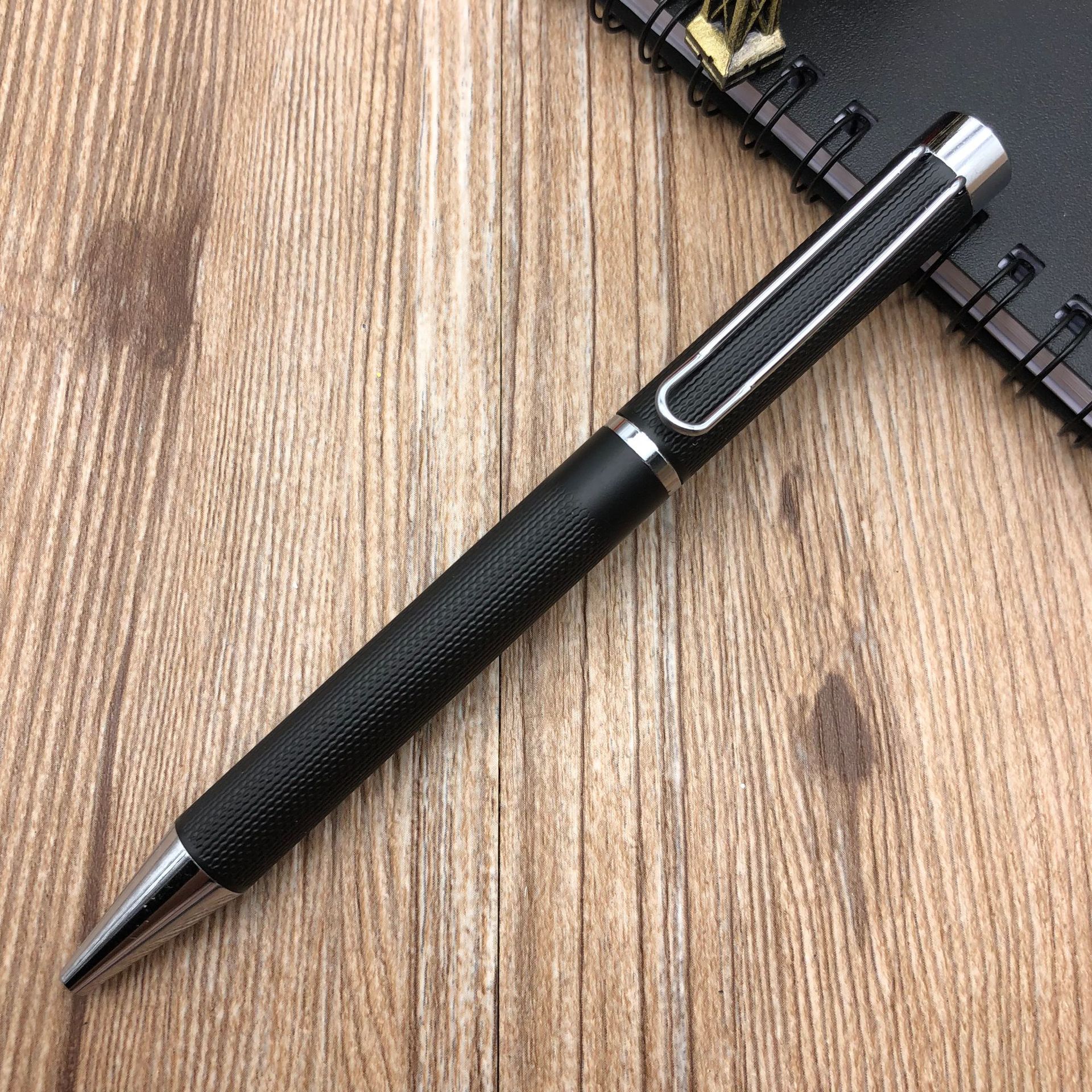 New business metal ballpoint pens, high-end gift pens, exquisitely engraved rotating ballpoint pens, advertising pens can be customized Application Scenario