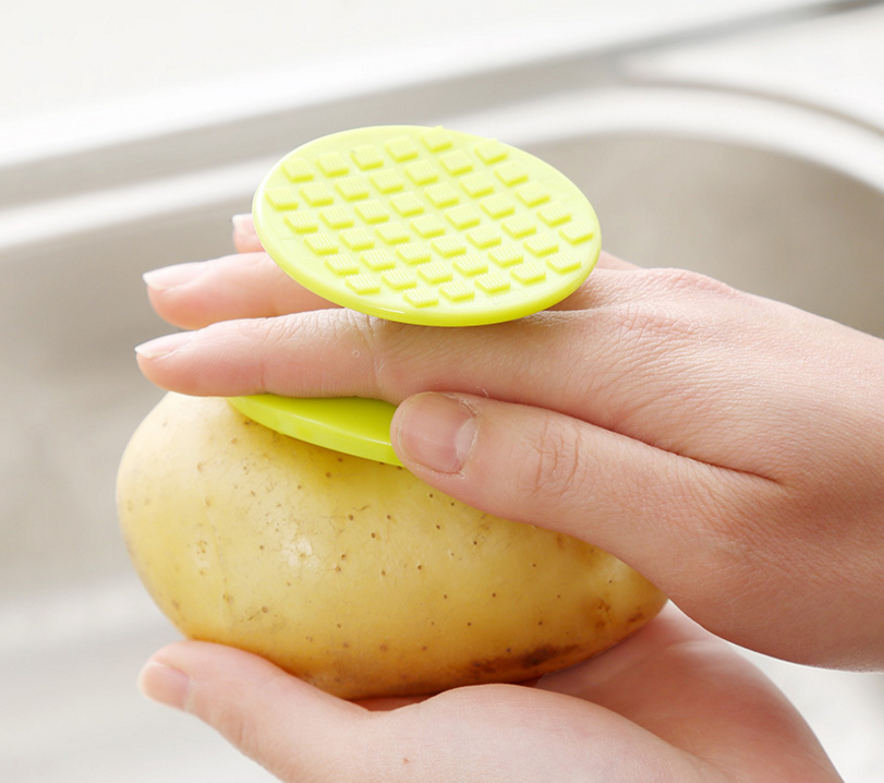 Multi-functional radish and potato peeler, fruit and vegetable cleaning brush, fish scale remover, kitchenware small tools Application Scenario