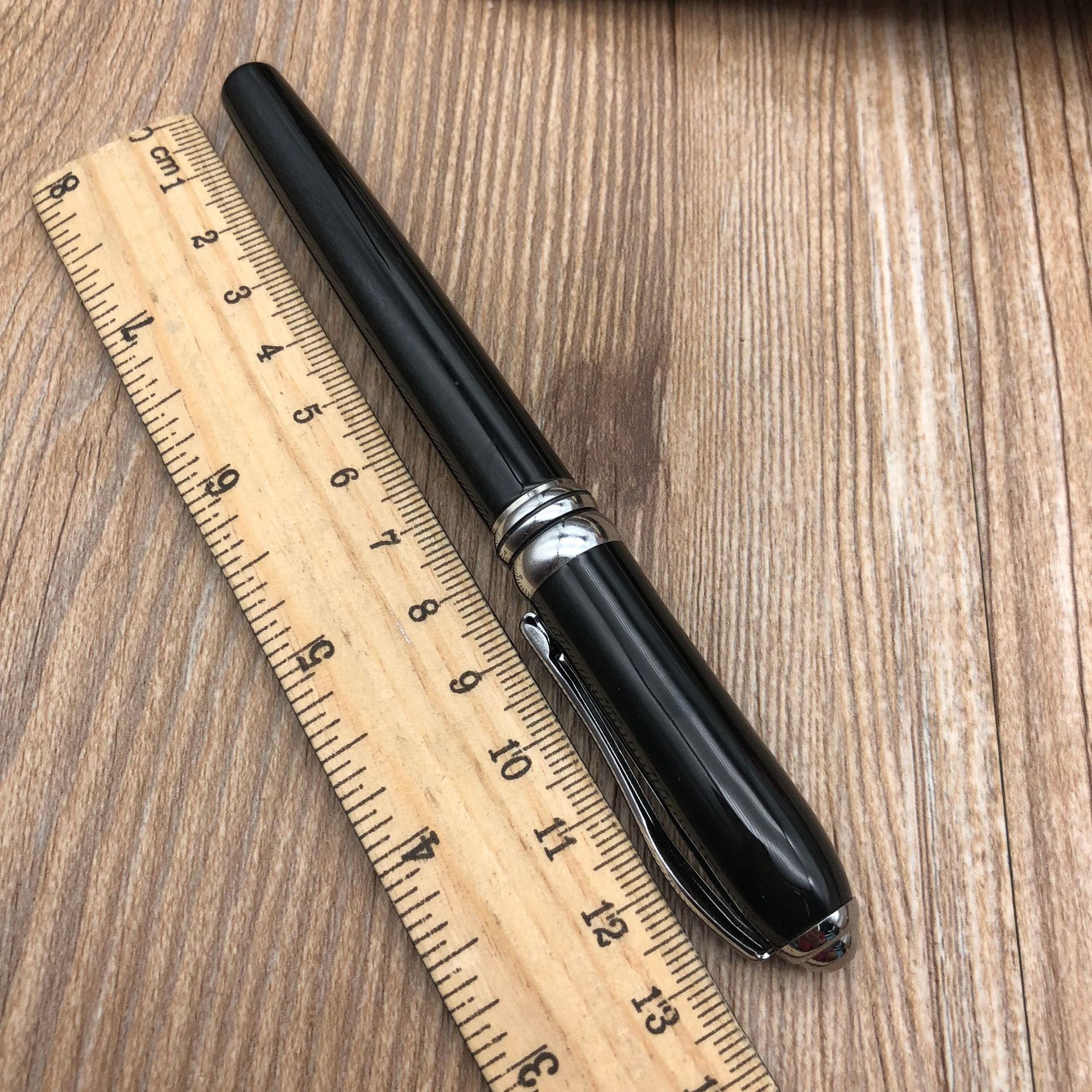 New high-end signature pens, metal ballpoint pens, fountain pens, business style, car travel, insurance, gift pens, advertising pens Application Scenario