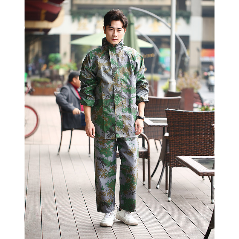 European and American fashionable men's digital camouflage split raincoats are selling well in foreign trade. Adult outdoor cycling raincoat sets