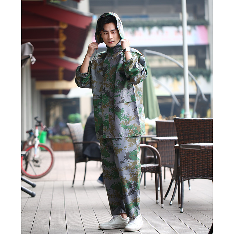 European and American fashionable men's digital camouflage split raincoats are selling well in foreign trade. Adult outdoor cycling raincoat sets Application Scenario