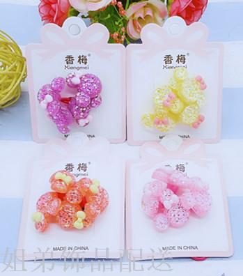 At a 2-yuan store, children are having their four heads tied together Specification image