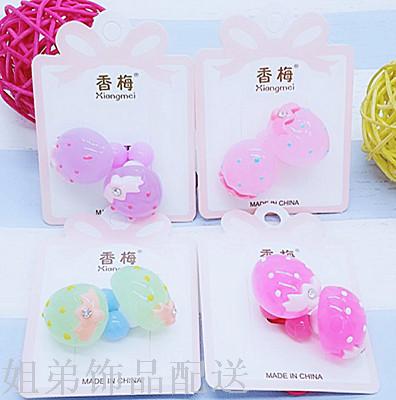 At the 2-yuan store, two children, Mei Mei, are sitting opposite each other details Picture