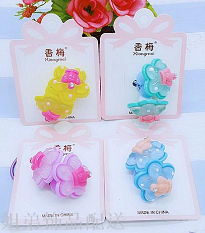At the 2-yuan store, two children, Mei Mei, are sitting opposite each other Specification image