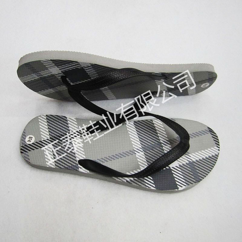 Wholesale of custom-made grey checkered printed men's flip-flops on the beach Application Scenario