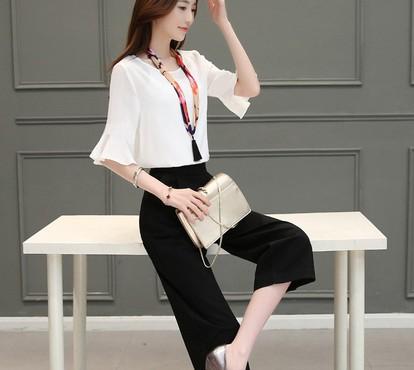 A two-piece Korean-style wide-leg capri pants with flared sleeves Application Scenario