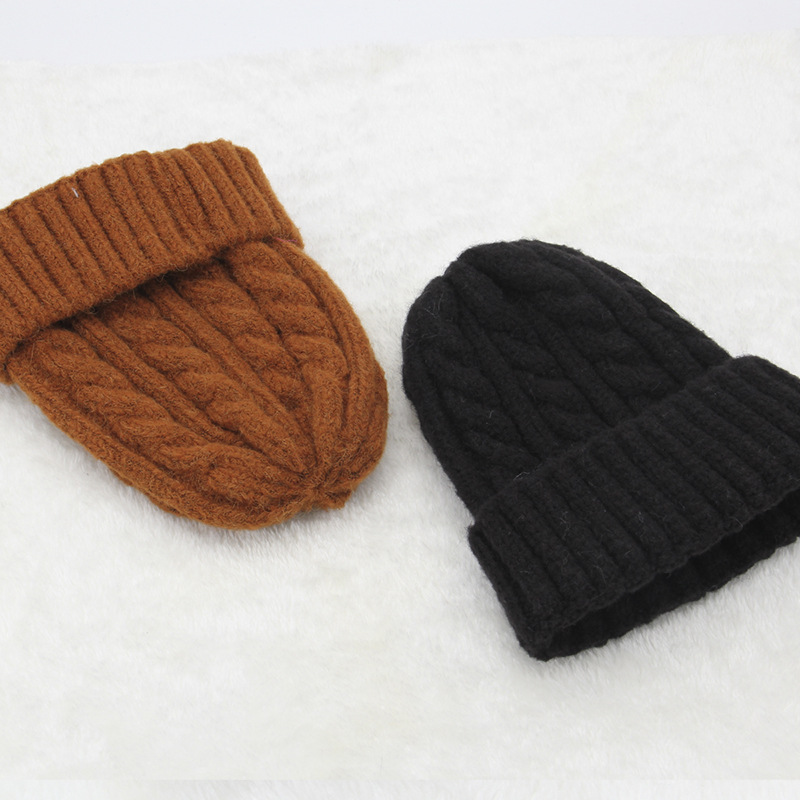 This autumn and winter women's woolen hat with a linen pattern and a rabbit fur blend knitted hat are thickened, warm, versatile and casual. It's a Korean trend Application Scenario