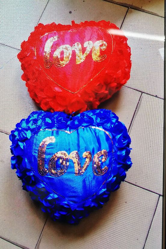 Creative embroidered pieces, embroidered color, jacquard fabric, chicken heart, heart, rose, couple's romantic pillow cushion cover details Picture