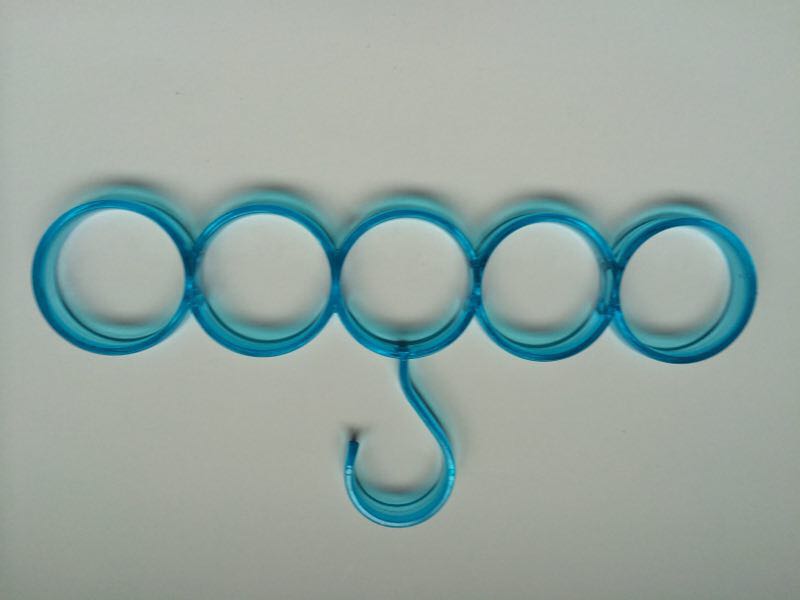 The scarf has five plastic rings, six plastic rings and ten plastic rings