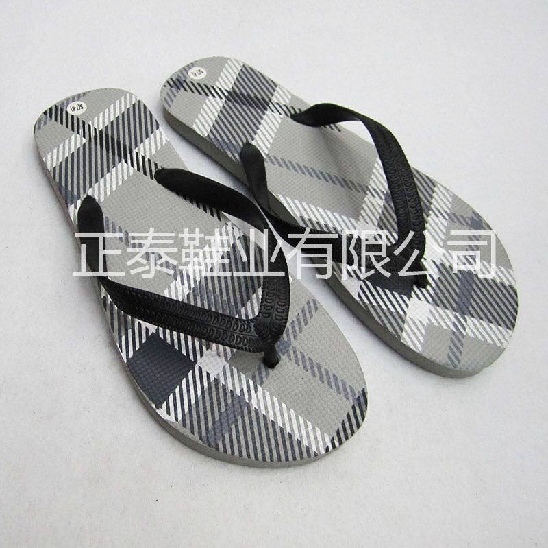Wholesale of custom-made grey checkered printed men's flip-flops on the beach